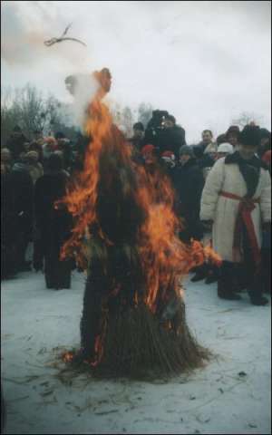 Сжиганием чучела на Масленицу завершались зимние праздники. Музей народной архитектуры и быта в Пирогово под Киевом, 2005 год
