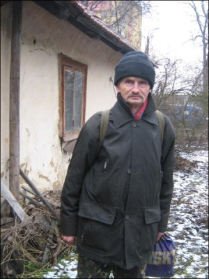 120-летний глиняный дом, который Виктору Кричковскому дали в Коломые в военном гарнизоне, развалился, крыша на нем упала