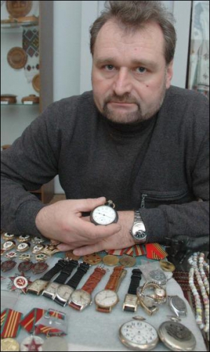 Ивано-Франковский коллекционер Василий Чекис собрал свыше 500 старинных часов. Большинство из них отремонтировал сам