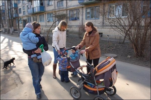 У ”хрущовку” на столичній вулиці Маршала Гречка, 18 киянка Ольга Волотовська (ліворуч) разом із чоловіком переселилася два роки тому. Купили двокімнатну квартиру. Замість тісного помешкання сподівається отримати нове з кращим плануванням