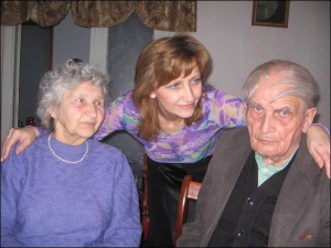 Полковник УПА Василь Левкович ”Вороний” з донькою Дарією та дружиною Ярославою Григорівною. Його жінка в повстанців була медсестрою