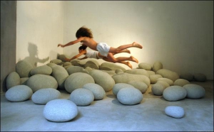 Подушки у вигляді камінців французької дизайнерської студії ”Смаріндізайн” пошиті з вовняної тканини, наповнені неалергенним силіконовим волокном