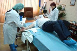 Депутат-бютівець Голосіївської райради Федір Саворовський, 57 років, зайшов здавати кров першим. Чоловік здає кров з 1967-го, усього був донором 30 разів