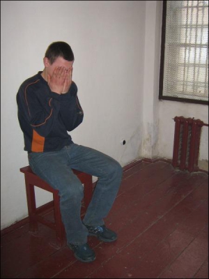 Сергей Стоянов в следственном изоляторе Тивровского райотдела милиции Винницкой области. Парень не хочет фотографироваться, когда вспоминает об убийстве