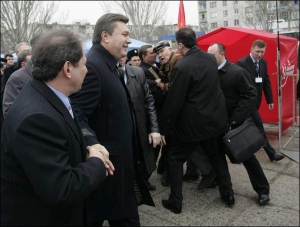 Охранники Виктора Януковича в Северодонецке отталкивали желающих поговорить с их лидером