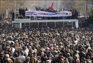 Сторонники оппозиционного кандидата в президенты Армении Левона Тер-Петросяна собираются на акцию протеста в столице Ереване. После столкновений с полицией и гибели восьми человек в городе на 20 дней объявили чрезвычайное положение