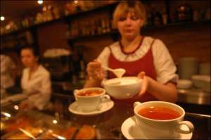 Офіціантка столичного ресторану ”Ле борщ” 22-річна Євгенія Камар’янц до порції червоного борщу з білими грибами додає ложку густої сметани. До цієї страви пропонують три види хліба — чорний, білий і сірий