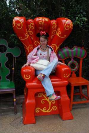 Киевлянка Юлия Ставинская в парижском ”Дисней-Ленде” сфотографировалась в кресле мышки Минни из мультфильма о ”Микки Маусе”