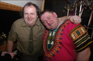 Певец Виктор Бронюк (налево) с другом-бизнесменом Юрием на съемках своего клипа 