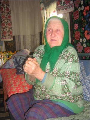 Євдокія Артюх із села Помоклі Переяслав-Хмельницького району на Київщині на обійсті тримає трьох курчат, трьох котів і собачку