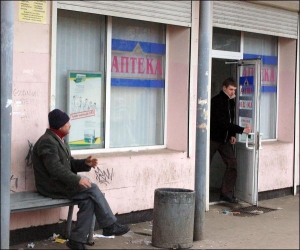 Аптека на Жилянській, 148, де, як стверджують кияни, можна купити трамадол. Заклад розташований у людному місці — поряд кінцева зупинка трамваїв, які їдуть з Борщагівки
