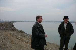 Іван Дембич та Олег Одлежук на штучно насипаному березі солоного озера державного підприємства 