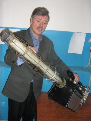 Директор Полтавского центра профдезинфекции Игорь Шкидченко показывает единственный в городе реактивный аэрозольный генератор. Его используют для уничтожения большого количества тараканов