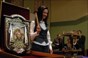Оксана Цифуляк во время аукциона эксклюзивных ювелирных изделий принимает предложения цены на икону ”Спас Нерукотворный”