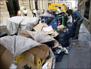 Збирачів сміття на вулицях аргентинських міст називають картонерами. Вони з’явилися після фінансової кризи 2002 року. До 2003-го збирати сміття було незаконним