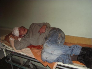 Виталий Рудченко лежит на каталке в коридоре столичного Института нейрохирургии 5 марта. За три часа до этого парень прыгнул под поезд метрополитена на станции Вокзальная