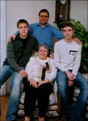 Вера и Леонид Шелудченко с сыновьями Андреем (слева) и Сергеем