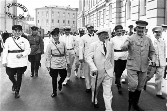 Иосиф Сталин с тогдашней советской верхушкой по дороге на трибуну мавзолея, 1 мая 1936 года. Справа от него идет Михаил Калинин, позади Лазарь Каганович и Анастас Микоян