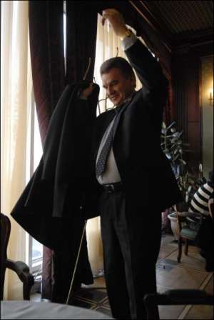 Після розмови у кав’ярні на другому поверсі готелю ”Київ” Михайло Сирота підтягнув штани, одягнув плащ і пішов до Верховної Ради