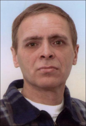 Віктор Кубець у Житомирі відбуває довічне ув’язнення за вбивство. Його колишня дружина в РАЦСі забрала документи про розлучення. Чоловік не може цього зробити через суперечливе формулювання у законі