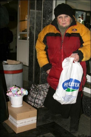 Пенсіонерка з Полтави Алла Анатоліївна продає підсніжники у підземному переході в центрі міста. Квіти їй постачає син, який отримує їх потягом з Криму