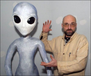 Художник, композитор і поет Ігор Березюк поряд із фігурою інопланетянина, що стоятиме в харківському музеї НЛО