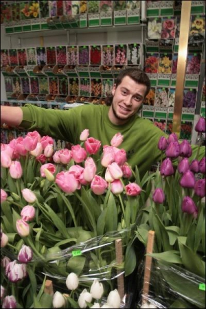 В ”Експоцентрі” в Чернігові Дмитро Дімов показує тюльпани, які виростила їхня з батьком фірма ”Ірбіс” до 8 Березня