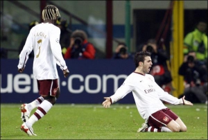 Сеск Фабрегас (справа) только что забил решающий гол в ворота ”Милана”. Рядом с ним партнер по "Арсеналу" Бакари Санья