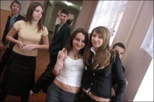 Ученицы 9-В класса школы №8 на улице Вышгородский. Девочки знали за три дня до праздника, что именно им подарят мальчики