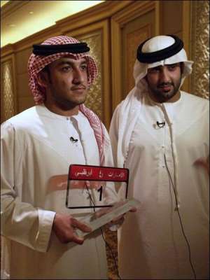 Бізнесмен Саїд Аль-Хурі зі столиці ОАЕ Абу-Дабі купив з аукціону найдорожчий в історії автомобільний номер. Табличка ”1” коштувала йому 15 мільйонів доларів. Поруч — його брат Талал