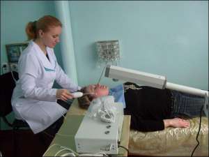 В косметическом салоне в райцентре Чернобай Наталия Чабаненко делает Алле Мирончук омолаживающую процедуру, повышающую тонус кожи