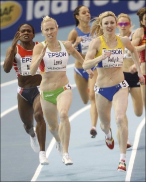 Татьяна Петлюк (№5) на финише 800-метровой дистанции. В центре победительница — австралийка Льюис, крайняя слева, — Мария Мутола 