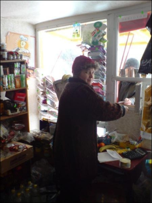 Надія Тарнопольська торгує у власному кіоску на вулиці Червоноармійській в Узині Київської області. Дорослі сусіди найчастіше купують тут хліб, діти — гумки та солодощі