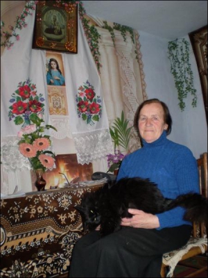 Людмила Багачевська із села Сальник Калинівського району Вінниччини з котом Масею. Її чоловік помер, син переїхав до Ірландії, а донька живе у Вінниці
