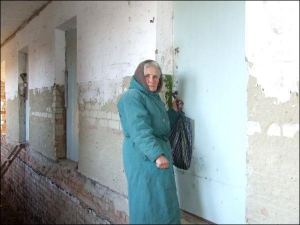 Галина Костюк щодня відвідує свій гуртожиток у селі Корнин Рівненського району. Новий власник  переобладнує будинок у багатоквартирний