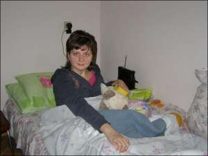 У себе вдома в Козятині Наталя Алєксєєва підвелася, щоб її сфотографували. Лівою рукою дівчина стискає губку, щоб розробляти м’язи. Поруч лежить іграшка, яку Наталі подарували колишні однокласники