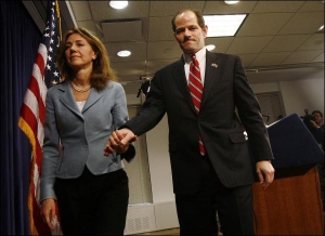 Губернатор Эллиот Спитцер с женой Шильдой Волл оставляют пресс-конференцию, на которой он публично сознался, что пользовался услугами проституток. В США это является нарушением закона