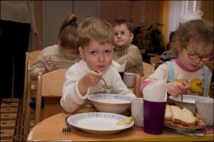 Утром дети в детсаду №323 едят без хлеба, на обед им пекут маленькие булочки. Хотя родителям запрещено приносить хлеб, они покупают батоны