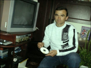 Петро Терпай виймає диск із телевізійною передачею чеського каналу ”Нова”, яка доводить його невинність