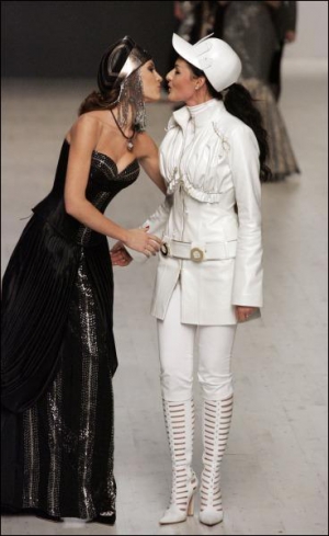 Для показа мод в Киеве 18 марта 2007 года дизайнер Диана Дорожкина (справа) сшила платье в стиле Нифертити для владелицы конкурса ”Мисс Украина Вселенная” Александры Николаенко