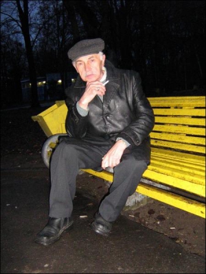 Виннитчанин Игорь Козак гуляет в центральном городском парке. Когда-то он здесь встречался с женой Александрой. Она не выходит из квартиры, потому что год назад упала и сломала копчик
