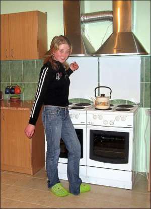 Катерина Миронець гріє чайник на кухні у соціальному гуртожитку в Ніжині