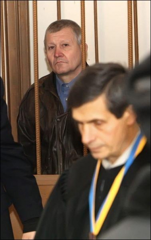 Сергей Ткач в Апелляционном суде Днепропетровской области 12 декабря 2007 года. Мужчина был трижды женат, имеет пять детей. На протяжении 25 лет убивал девушек на территории Днепропетровской и Запорожской областей