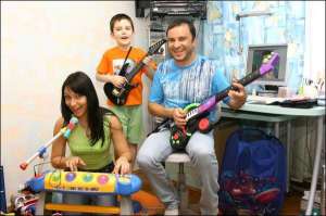 Віктор Павлік із дружиною Ларисою та сином Павликом. Співак збирає гітари, має їх 28