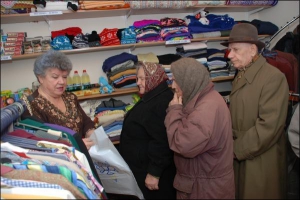 После заполнения заявления клиенты социального магазина в Черновцах выбирают товар. Иногда его доставляют им домой