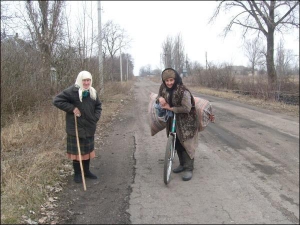 82-летняя Настя Бердник и 70-летняя Лида Петренко (с велосипедом) живут в поселке Петровского Золотоношского района более 50 лет. Женщины рассказывают, что в настоящее время здесь остались доживать век одни пенсионеры