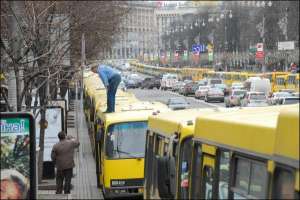 Забастовщики вывели вчера в центр столицы до 600 маршруток. Юрий Галушка, директор фирмы ”Витал”, сообщил: это — четверть всех автобусов, которые могут прекратить перевозку в Киеве в ближайшее время
