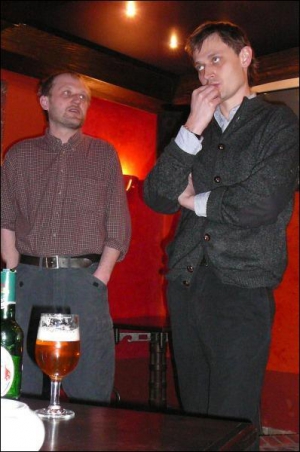 Перекладач Юрко Прохасько (ліворуч) із братом Тарасом на презентації книжки ”Смаки раю. Соціяльна історія прянощів, збудників та дурманів”