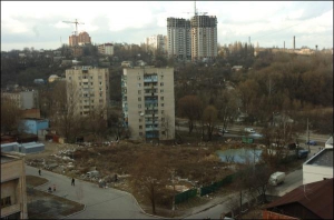 Котлован на углу проспекта Науки и Китаевской улицы в Киеве весной заливает вода. Сюда сбрасывают мусор. В прошлом году там должны были сдать жилой комплекс на 270 квартир. У граждан собрали 15 миллионов гривен, но строительства не начали. Часть денег 111