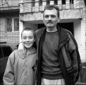 Электромонтажник Анатолий Кочур с сыном своей жены Богданом Шитовым в райцентре Ладыжин Винницкой области